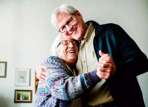 pareja feliz por estar en una vivienda colaborativa o senior cohusing