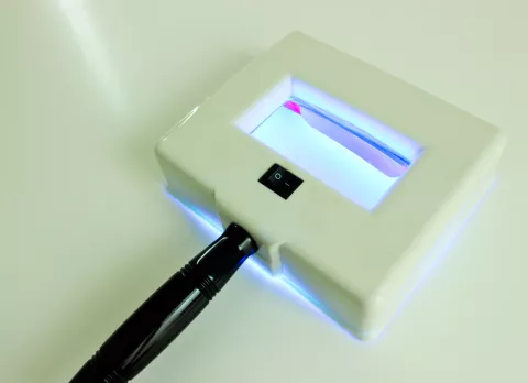 Diagnóstico de la pitiriasis versicolor Lámpara para diagnosticar la pitiriasis versicolor