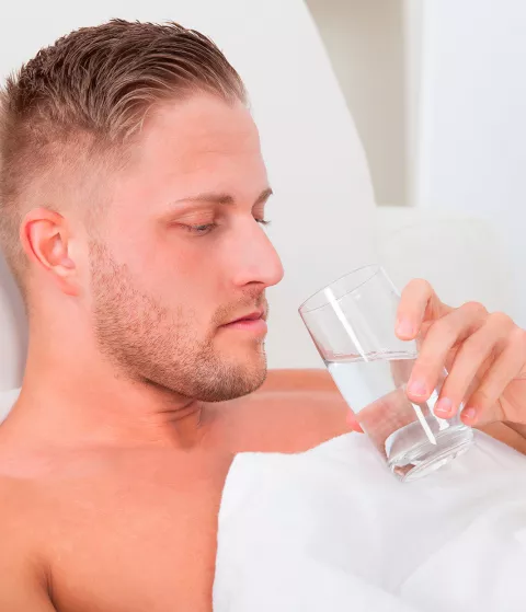 Alivio de la sequedad bucal en el enfermo de cáncer Hombre con cáncer alivia la sequedad bucal