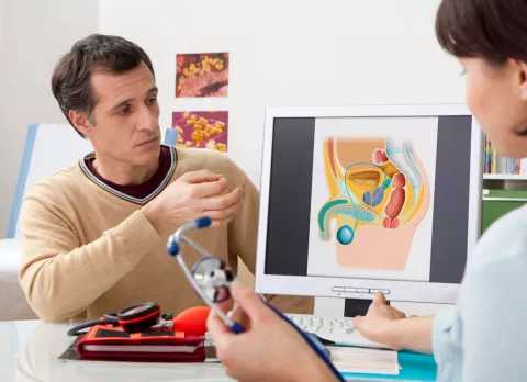 Diagnóstico del varicocele Hombre en la consulta del urólogo por varicocele