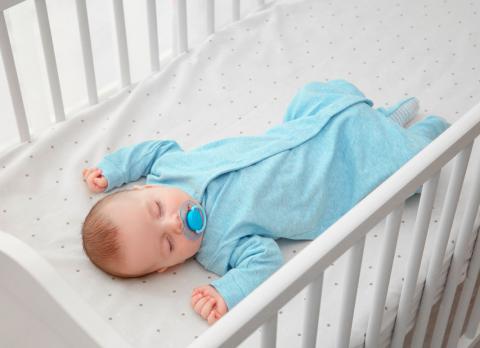 Colocación de la postura del bebé para dormir en su cuna