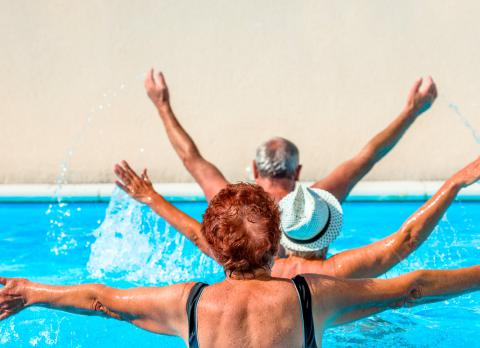 Personas mayores realizando ejercicios acuáticos