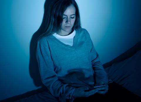 Chica con problemas de ansiedad y depresión a causa de su dependencia a la pornografía