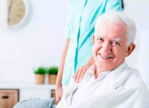 Hombre preparándose para una colonoscopia