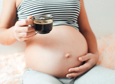 Embarazada tomando café