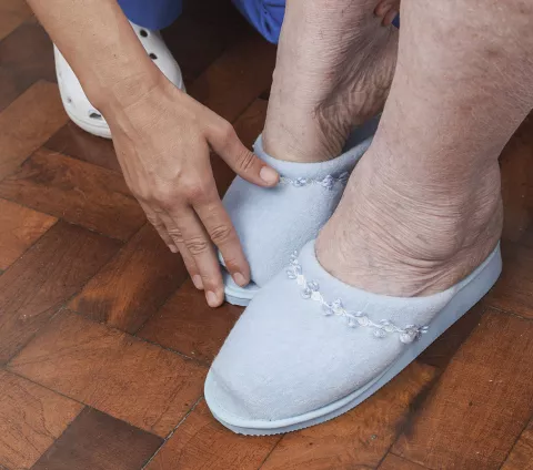 Zapatillas cómodas para las piernas hinchadas