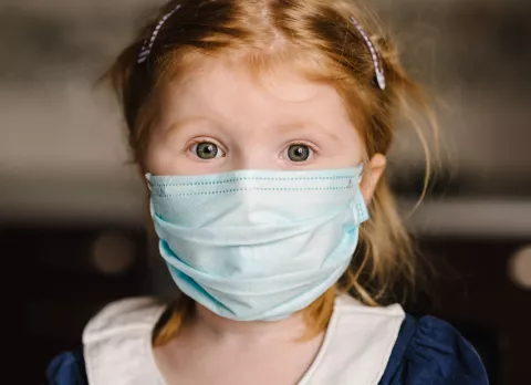 Cómo convertir una mascarilla de adulto en una de niño Mascarilla quirúrgico de adulto transformada en una de niño
