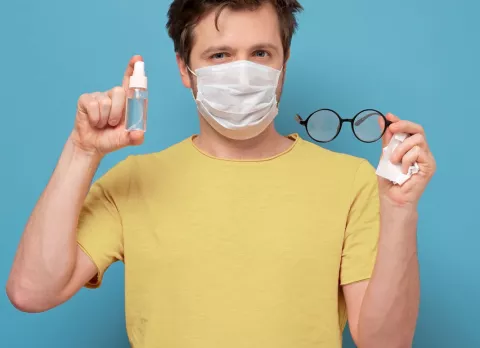 Cómo limpiar tus gafas para evitar el COVID-19 Cómo limpiar tus gafas para evitar el coronavirus