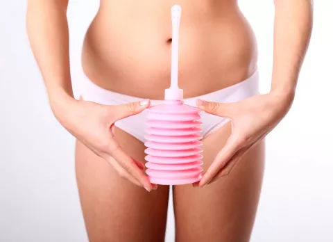 Riesgos de las duchas vaginales para la salud íntima Riesgos de las duchas vaginales
