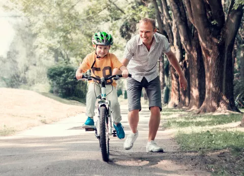 Enseñar a los niños a montar en bicicleta