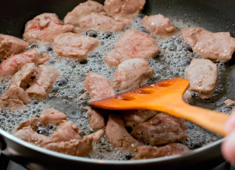 Por qué la carne genera espuma cuando se cocina Por qué la carne suelta espuma