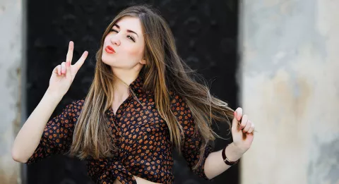 Chica joven mostrando su cabello