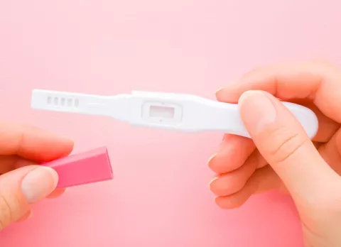 Prolactina alta, cómo afecta a la fertilidad Mujer dando de mamar a su bebé