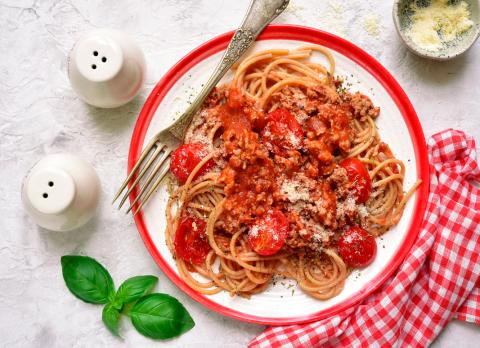 Espaguetis de trigo sarraceno con falsa boloñesa casera