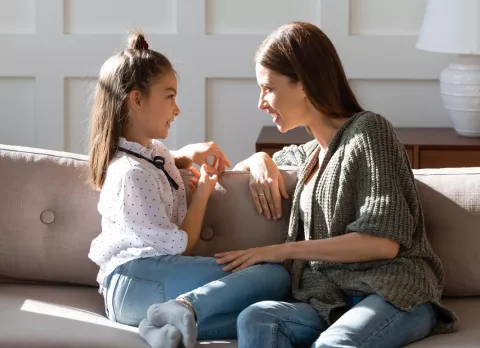 Madre hablando con su hija