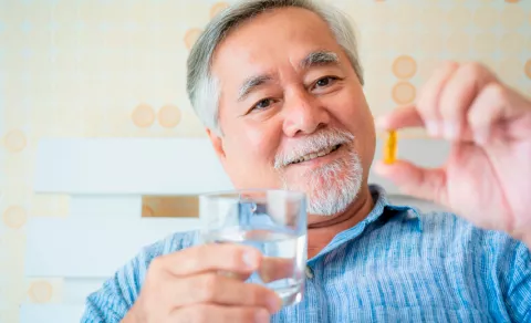 Pérdidas de memoria: cómo protegen los omega 3 tu cerebro Anciano tomando cápsulas de omega 3 para prevenir las pérdidas de memoria