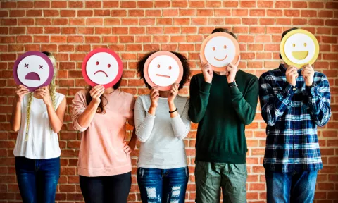 Emociones: cómo afectan a tu salud y consejos para evitarlo Grupo de personas con distintas emociones