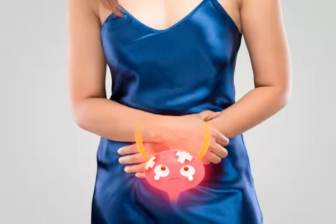 Mujer con síntomas de cistitis