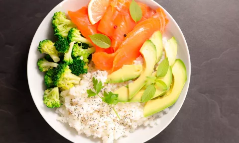 Bowl de salmón y arroz integral con verduras