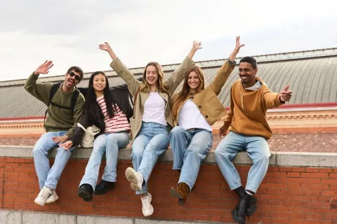Socializar es útil para hacer frente a las crisis Grupo de amigos socializando unidos en Madrid