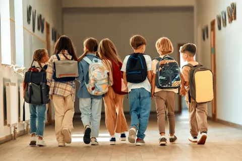 ¿Jornada escolar continua o partida? Qué es mejor para los niños Grupo de niños entrando al colegio