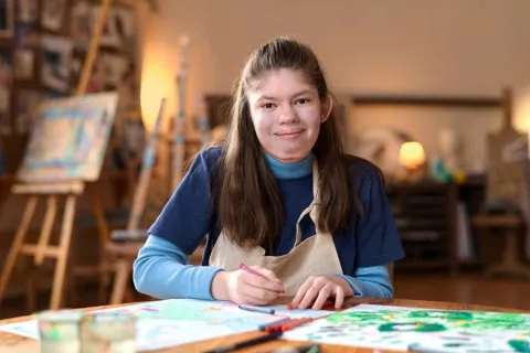 Características del síndrome de Williams Retrato de una niña afectada por el Síndrome de Williams dibujando