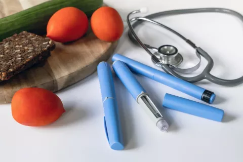 Alimentos que suben los niveles de la hormona del apetito Imagen de inyectores de Ozempic junto a varios alimentos naturales
