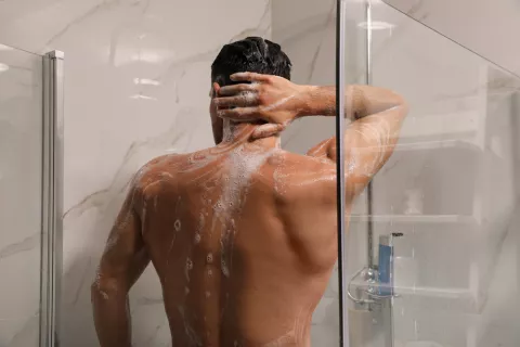 Hombre se ducha por la mañana Hombre duchándose