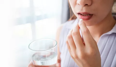 La sobredosis de paracetamol es una de las principales causas de insuficiencia hepática aguda Mujer tomándose paracetamol