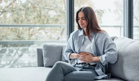 Mujer joven con dolor por la regla