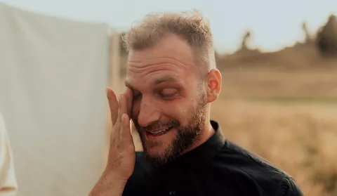 ¿Por qué lloramos de alegría? Señor llorando de felicidad