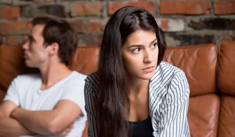 El silencio como castigo Mujer joven frustrada porque su pareja no le habla