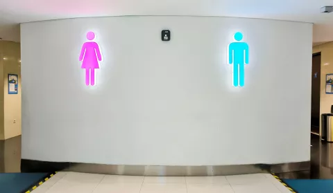 Baño público con los símbolos de hombres y mujeres