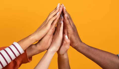 Ser una persona tolerante Grupo de personas juntando sus manos simbolizando tolerancia