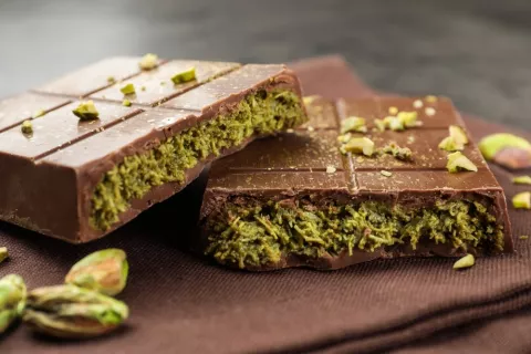Suculento CHocolate Dubái crujiente Tableta de chocolate Dubái partida con trozos de pistacho