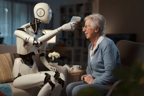 Robot cuida la salud de una anciana Un robot toma la temperatura a una anciana con termómetro digital
