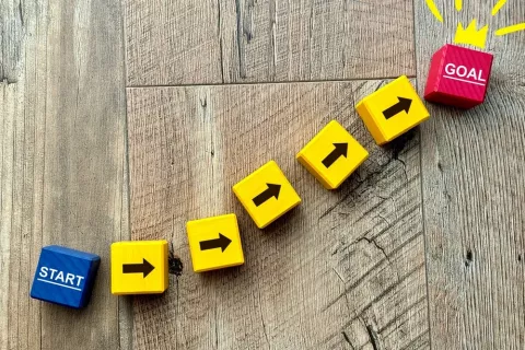Pasos necesarios para alcanzar tus objetivos Concepto con piezas de madera de pasos y hábitos necesarios para alcanzar tu meta