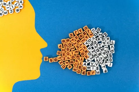 Ilustración de una cabeza con una cascada de letras fluyendo de su boca que simboliza la fluidez verbal