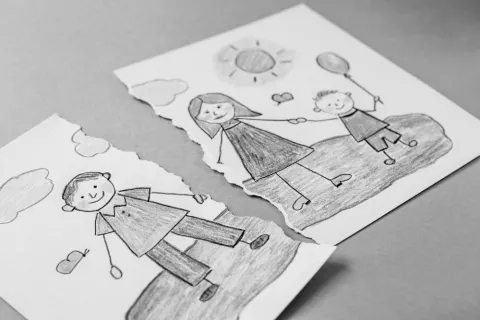 Dibujo infantil de una familia roto por la mitad