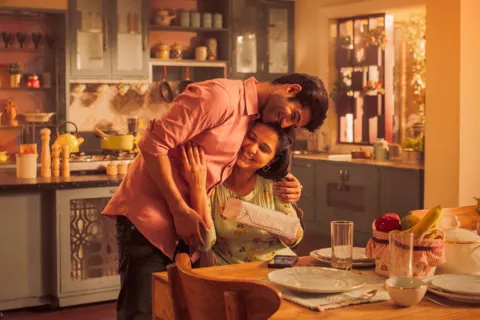 Una escena romántica con una pareja abrazada