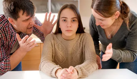 Padres discutiendo con su hija adolescente