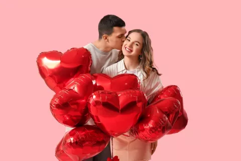 Mujer embelesada por el exceso de cariño de su pareja