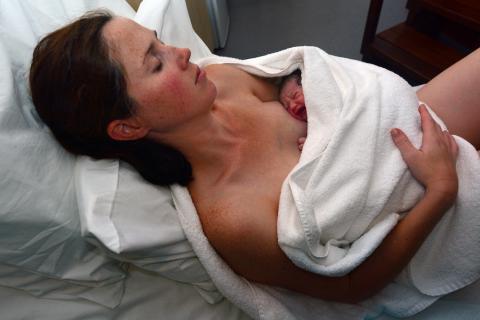 Mujer con atonía uterina en el posparto