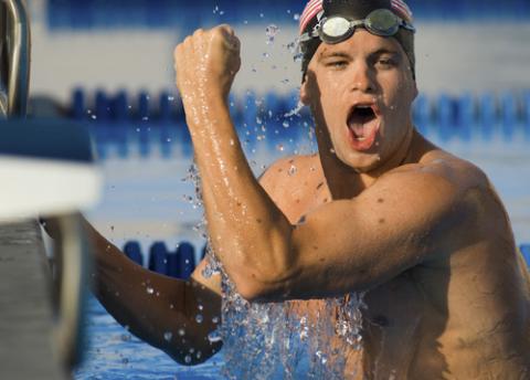 Nadador batiendo su marca
