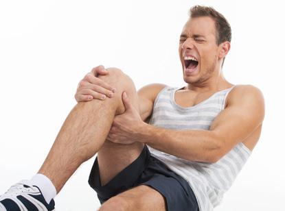 Deportista con dolor en la rodilla