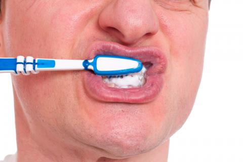 Cepillarse los dientes puede desencadenar la neuralgia del trigémino