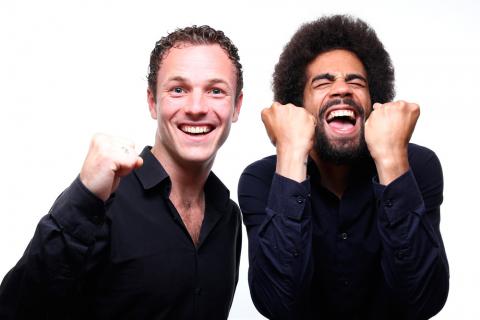 Dos hombres expresan alegría con sus gestos