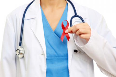 Doctor con el lazo rojo del SIDA