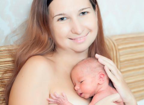 Madre cuidando su bebé prematuro al nacer
