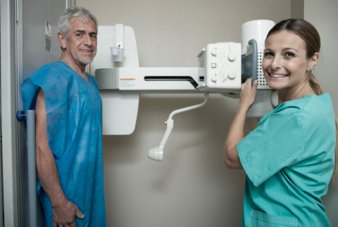 Paciente realizándose una radiografía de tórax